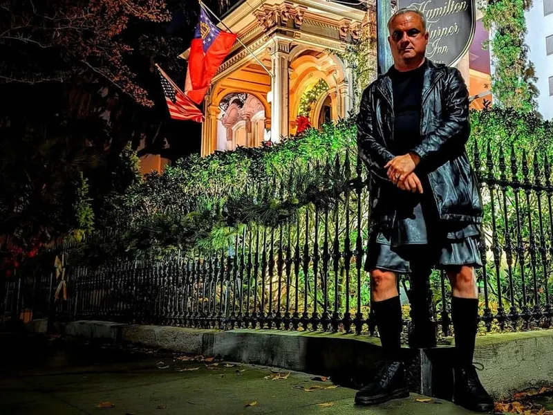 Savannah: Walking Tour with Bar Stops & Local Guide